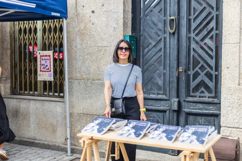 Victoria Eugenia G&oacute;mez &Aacute;lvarez, nieta del cronista Enrique G&oacute;mez Pato, en el stand instalado en Ver&iacute;n para la venta del primer recopilatorio de la obra de su abuelo.