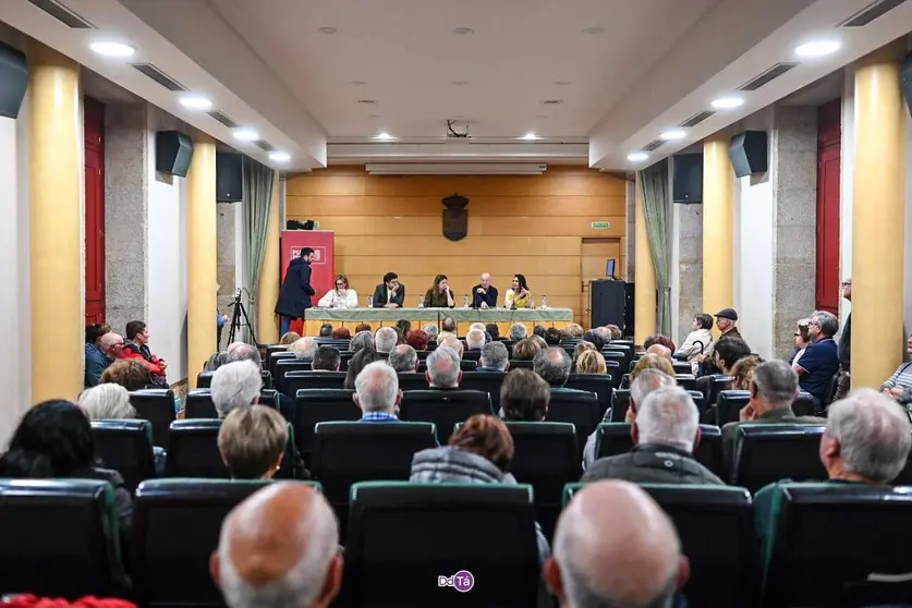 Los representantes socialistas analizaron los datos de la inversi&oacute;n sanitaria y las carencias denunciadas por los trabajadores del sistema p&uacute;blico. | Foto: Noelia Caseiro.
