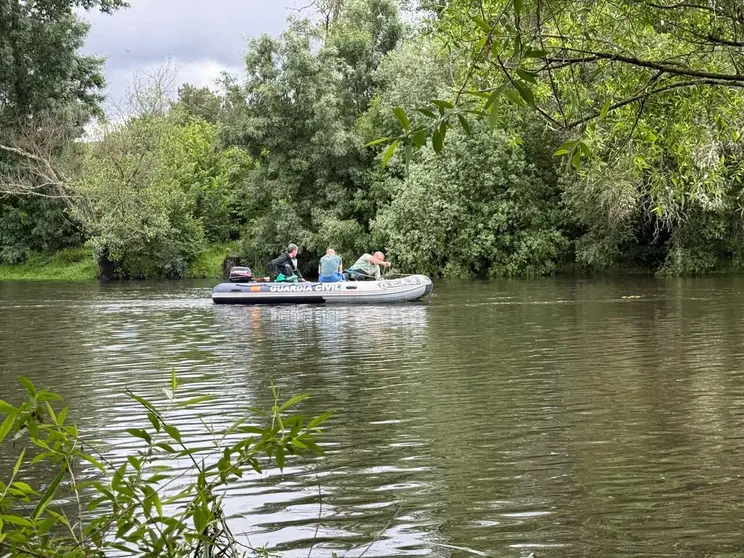 Efectivos de los GEAS de la Guardia Civil preparan la inmersi&oacute;n en el r&iacute;o T&aacute;mega. | Foto: Xos&eacute; Lois Colmenero.