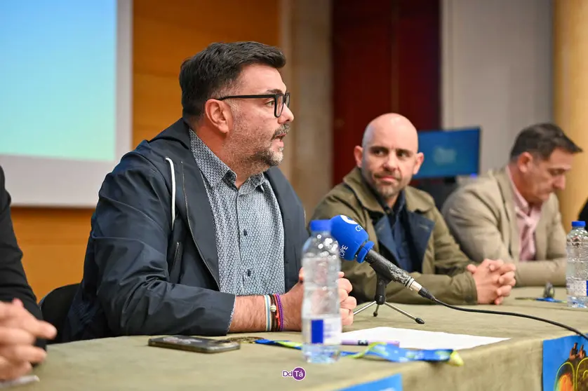 Diego Lourenzo Moura, concelleiro de Deportes de Ver&iacute;n, na presentaci&oacute;n da proba de obst&aacute;culos. | FOTO: Noelia Caseiro.