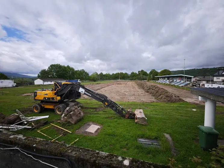 Las excavadoras trabajan en la retirada del terreno de juego natural en el estadio municipal As Carrelas.