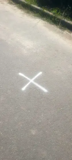 Una de las cruces pintadas en los accesos a los n&uacute;cleos de poblaci&oacute;n de Ver&iacute;n.