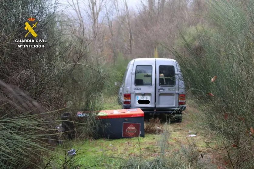 El cajero autom&aacute;tico recuperado con graves da&ntilde;os y la furgoneta robada tras ser localizados en un monte de Mand&iacute;n.