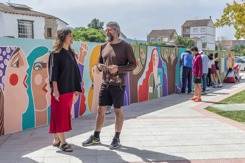 A concelleira de Cultura, Samanta Barreira, e o ilustrador Leandro Lamas durante a supervisi&oacute;n dos traballos do mural.