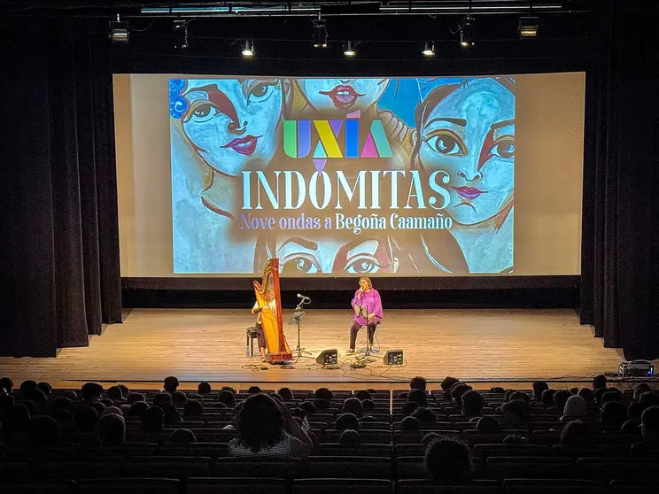 Ux&iacute;a Senlle durante o espect&aacute;culo IND&Oacute;MITAS: Canci&oacute;ns Bego&ntilde;&iacute;simas no Auditorio Municipal de Ver&iacute;n, acompa&ntilde;ada pola arpista Bleuenn Le Friec.