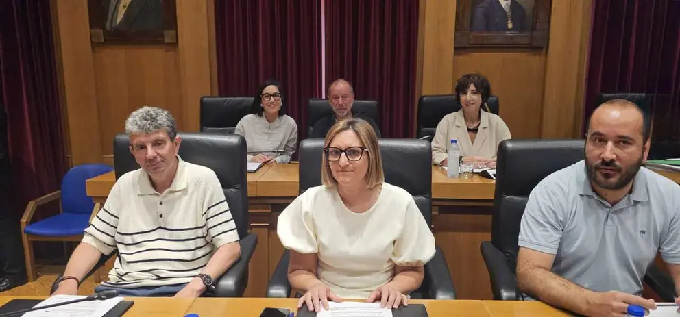 A deputada socialista Eva P&eacute;rez Gamote defendeu a moci&oacute;n sobre a sanidade p&uacute;blica rural, centrada na recuperaci&oacute;n dos servizos eliminados no Hospital P&uacute;blico de Ver&iacute;n.