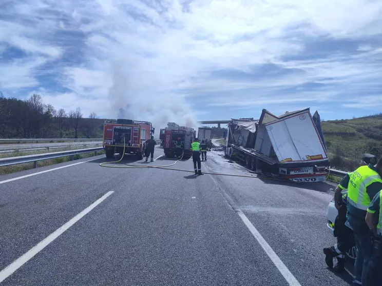 Intervenci&oacute;n de los equipos de emergencia en el lugar del accidente registrado en la A-52, a la altura de A Gudi&ntilde;a, este martes por la ma&ntilde;ana.