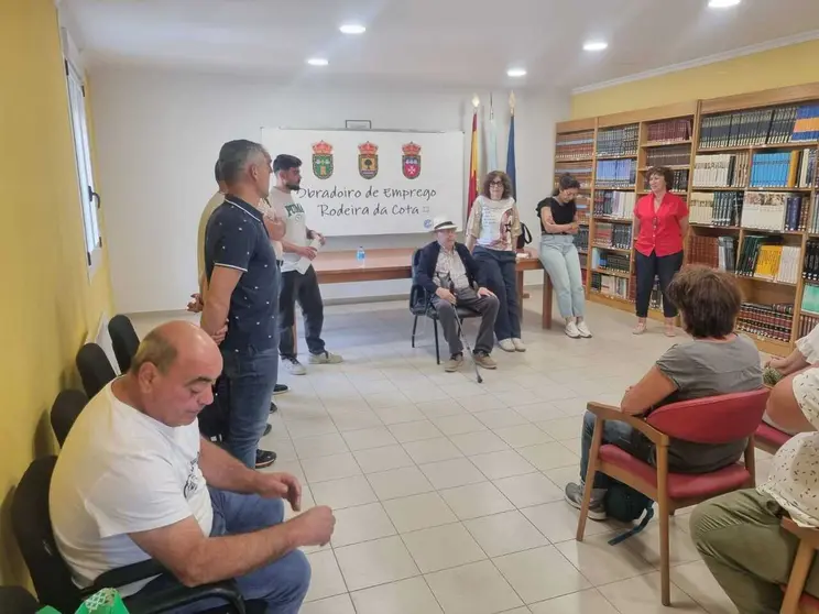 O acto de presentaci&oacute;n do Obradoiro de Emprego "Rodeira da Cota II" reuniu a representantes municipais e t&eacute;cnicos dos concellos participantes.