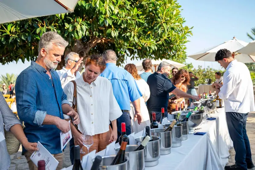 Asistentes al showroom profesional de la D.O. Monterrei celebrado en la terraza de Es Baluard, en Mallorca, el pasado 1 de junio.