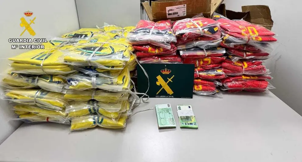 Las equipaciones y el dinero incautado por la Guardia Civil.