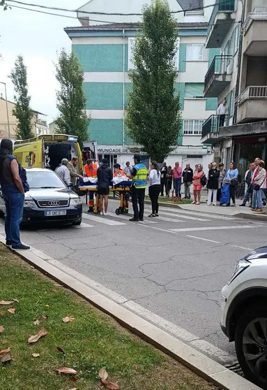 La ambulancia del 061 y agentes de la Polic&iacute;a Local, en el lugar del atropello registrado este jueves en un paso de peatones de Ver&iacute;n. | Foto: Cedida.