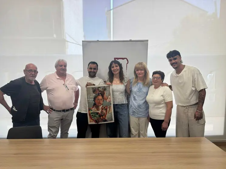 Representantes del Consello Regulador de la D.O. Monterrei y del Concello de Ver&iacute;n, junto a la autora del cartel de la XIX Feira do Vi&ntilde;o durante su presentaci&oacute;n.