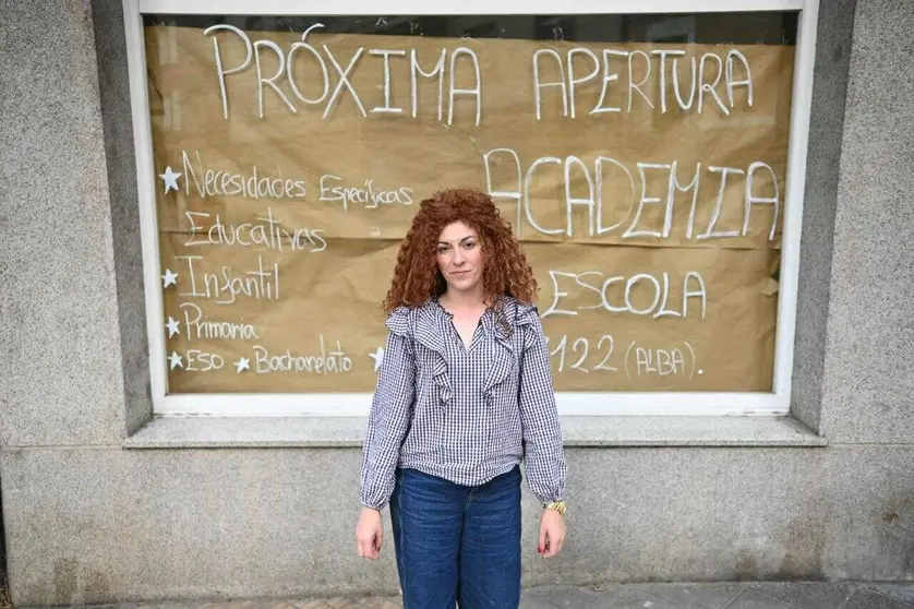 Alba Rodr&iacute;guez, la directora de la nueva academia verinense, delante de las instalaciones que est&aacute; acondicionando. | FOTO: Noelia Caseiro.