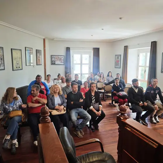 Alumnado de los tres municipios participantes en la presentaci&oacute;n del Obradoiro "Portas de Galicia V".