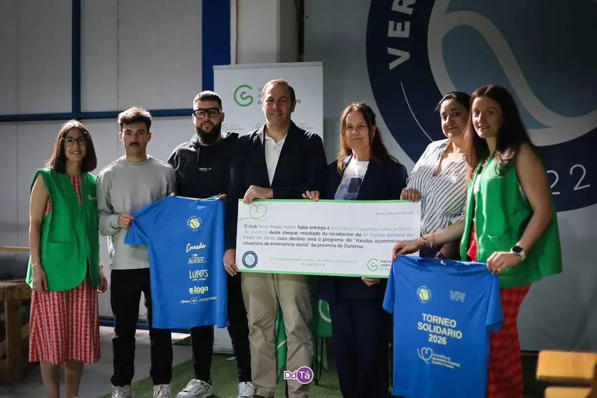 Representantes de Ver&iacute;n P&aacute;del Indoor junto a Germ&aacute;n Rodr&iacute;guez-Sa&aacute; y Kelly Pereira, de la AECC de Ourense, y Beatriz Duarte, de AEVER, durante la entrega del cheque solidario del IV Torneo "Ver&iacute;n contra o Cancro".