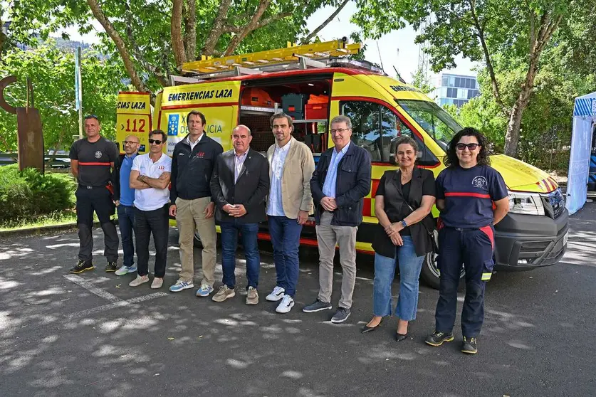 Representantes institucionais xunto ao novo veh&iacute;culo todo terreo entregado ao Grupo de Emerxencias de Laza.