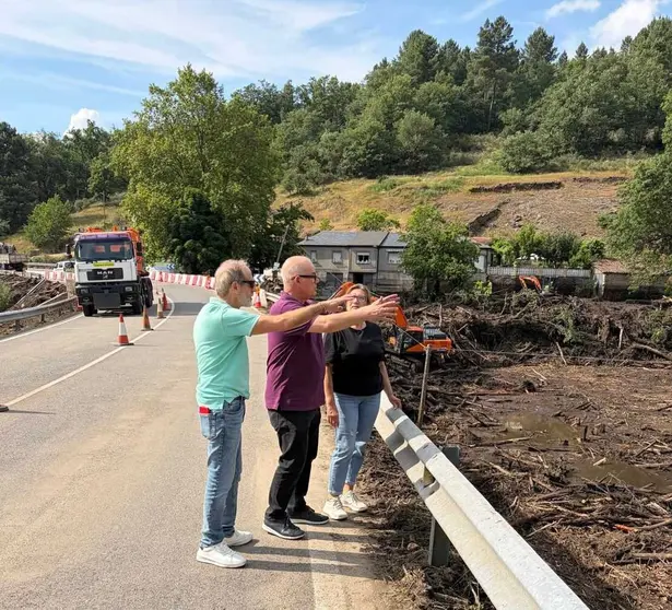 El subdelegado del Gobierno en Ourense, Eladio Santos, y el alcalde de Viana do Bolo, Germ&aacute;n Garc&iacute;a-&Aacute;vila, eval&uacute;an sobre el terreno los da&ntilde;os causados por el temporal en el n&uacute;cleo de A Bouza.