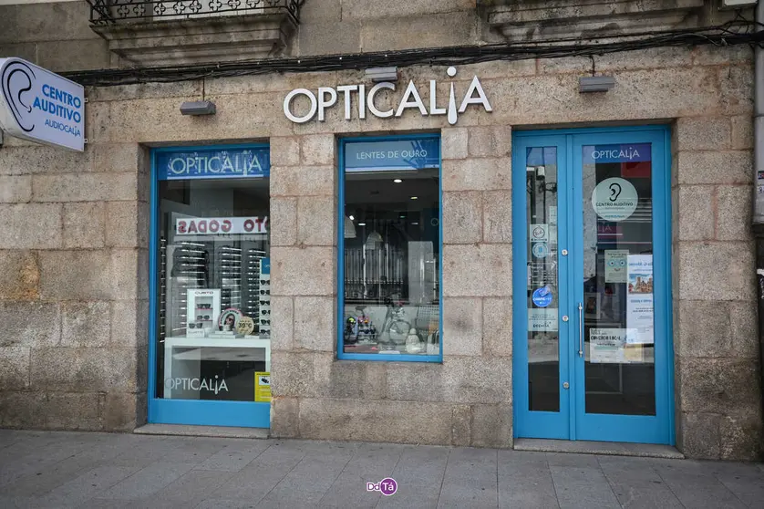 Fachada de Opticalia Lentes de Ouro en la calle Lisa de Ver&iacute;n. | Fotos: Noelia Caseiro.