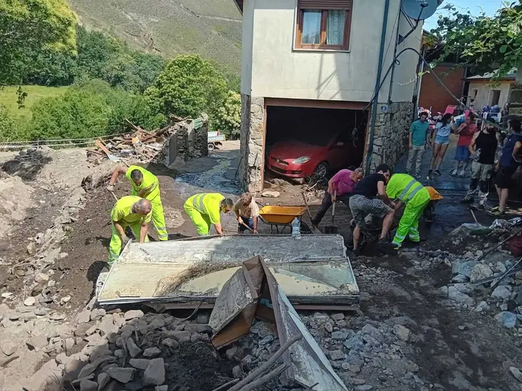 Operarios de la Deputaci&oacute;n de Ourense, en la calle principal de A Bouza (Viana do Bolo).