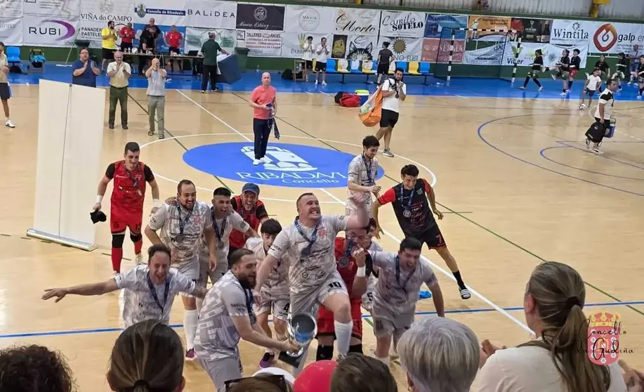 Los jugadores campeones de Copa, dirigi&eacute;ndose a su afici&oacute;n desplazada a Ribadavia. | FOTO: A Gudi&ntilde;a F.S.