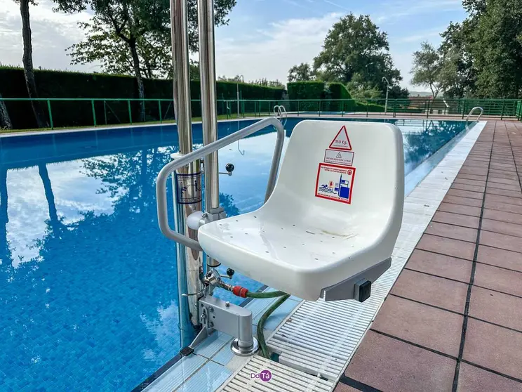 O novo elevador port&aacute;til instalado na piscina municipal de O&iacute;mbra facilita o acceso &aacute; auga de forma segura e aut&oacute;noma. | Foto: Noelia Caseiro.