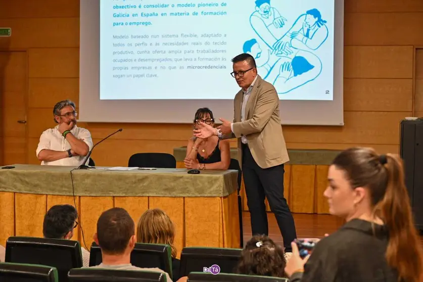 O conselleiro de Emprego, Comercio e Emigraci&oacute;n, Jos&eacute; Gonz&aacute;lez, detalla en Ver&iacute;n as li&ntilde;as de axuda para a rehabilitaci&oacute;n de vivendas para traballadores. | Foto: Noelia Caseiro.
