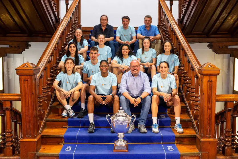 C&eacute;sar Fern&aacute;ndez Gil (Vicepresidente da Deputaci&oacute;n Ourense) rec&iacute;be &oacute; Estrela Futsal Cortegada polo seu ascenso a primeira divisi&oacute;n do futbol-sala feminino, representado polo seu presidente, Pepe Bali&ntilde;as, o seu director deportivo, Jose &Aacute;ngel Vali&ntilde;as "Tafa", polo tenente alcalde de Cortegada, Victor Gonz&aacute;lez V&aacute;zquez e polo asesor de deports da Deputaci&oacute;n Ourense, Diego Enrique &Aacute;lvarez Fern&aacute;ndez.