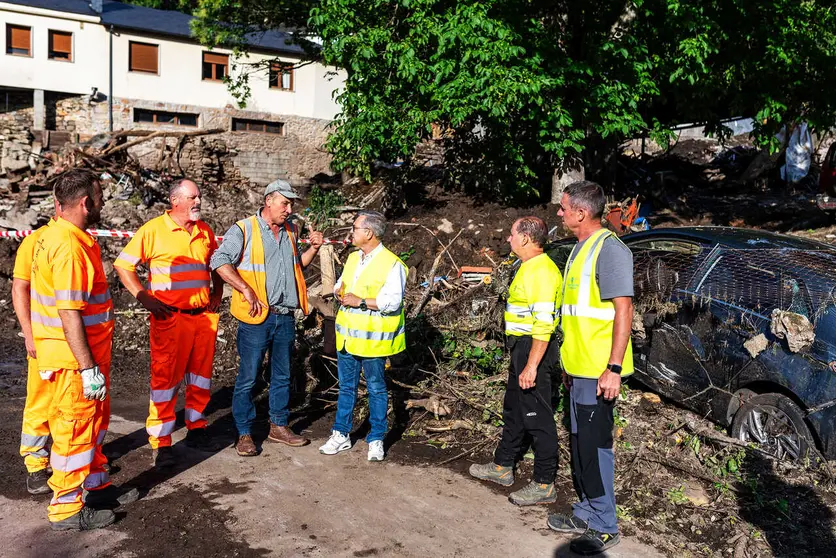 O presidente Luis Menor conversa cos operarios e veci&ntilde;os de A Bouza durante a s&uacute;a visita &aacute; zona afectada pola riada.