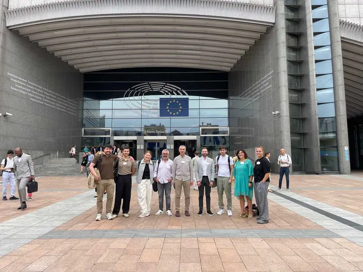 A delegaci&oacute;n galega, integrada por representantes do BNG e profesionais da informaci&oacute;n, posa diante da sede do Parlamento Europeo en Bruxelas.