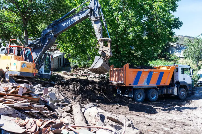 A Deputaci&oacute;n de Ourense mobiliza retroescavadoras e cami&oacute;ns para limpar m&aacute;is de 4.000 toneladas de material.
