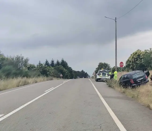 La Guardia Civil detuvo a la conductora tras un accidente en la N-525, a la altura de A Gudi&ntilde;a.