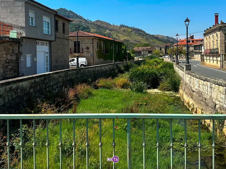 El r&iacute;o Rub&iacute;n, seco a su paso por la localidad de Vilaza. | FOTO: Noelia Caseiro.