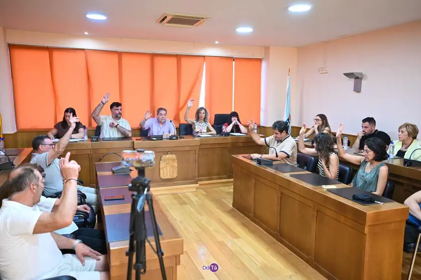 El sal&oacute;n de plenos del Concello de Ver&iacute;n acogi&oacute; la sesi&oacute;n en la que se aprob&oacute; la modificaci&oacute;n de cr&eacute;dito. | FOTO: Noelia Caseiro.