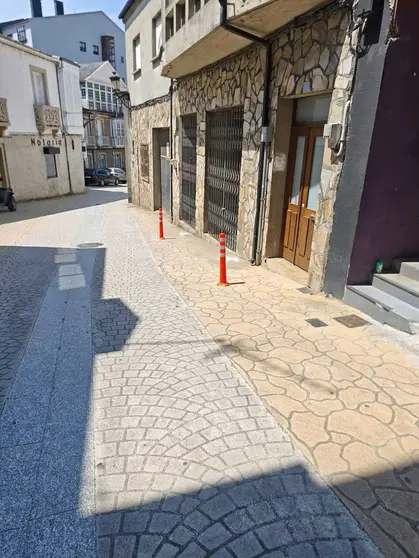 Bolardos instalados en Viana do Bolo.