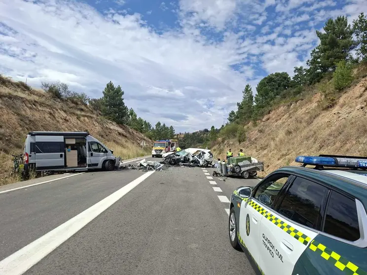 Estado en el que quedaron los veh&iacute;culos implicados en el accidente de la OU-533, en O Bolo. | FOTO: Guardia Civil de Tr&aacute;fico.