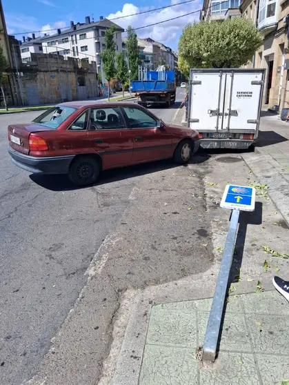 El turismo, con da&ntilde;os en la parte delantera, tras colisionar contra la furgoneta estacionada.