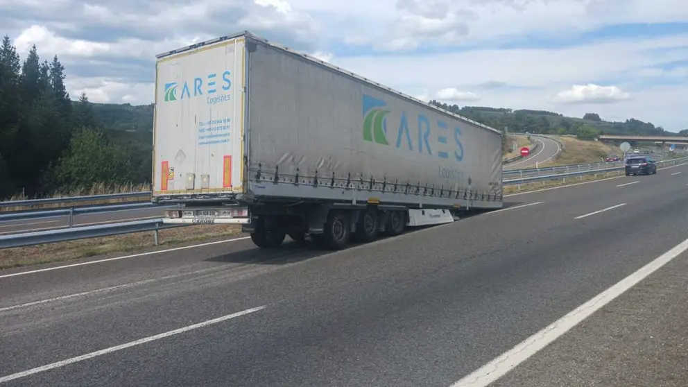 El semirremolque qued&oacute; desprendido en la A-52, a la altura de Fumaces.
