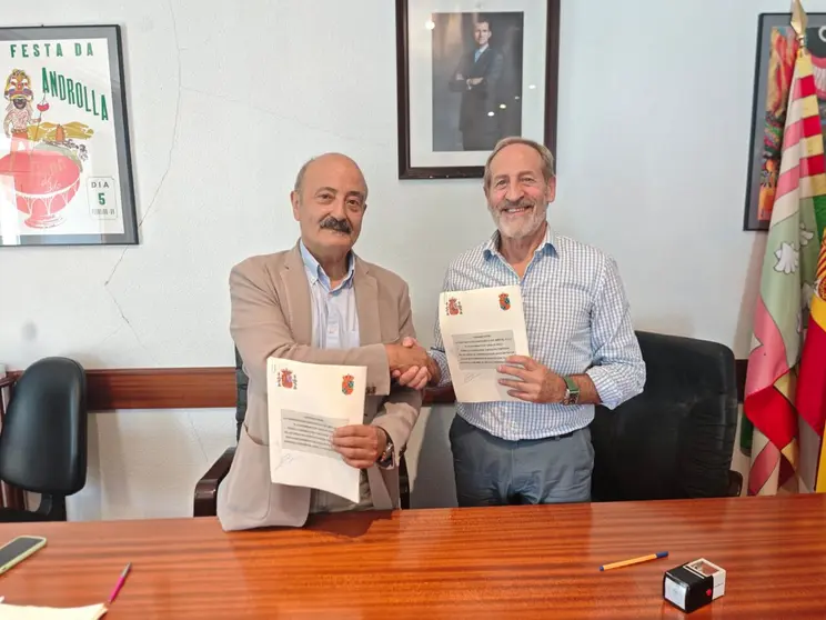 Jos&eacute; Antonio Quiroga, presidente de la CHMS, y el alcalde de Viana do Bolo, Germ&aacute;n Garc&iacute;a-&Aacute;vila, tras la firma del convenio.