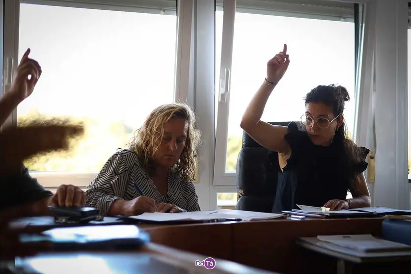 Tamara Balboa, alcaldesa actual de Vilardev&oacute;s, al lado de la secretaria municipal, en el pleno de este mi&eacute;rcoles 22 de julio. | Anabel G. Sim&oacute;n.