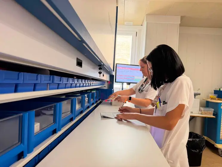 Persoal do Servizo de Farmacia do Hospital de Ver&iacute;n, traballando cos novos carruseis automatizados.