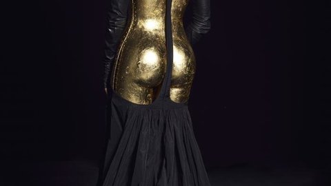 Cristina Pedroche, luciendo palmito con su vestido de Nochevieja. | FOTO: Cedida por el escultor Jacinto de Manuel.