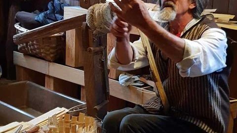 Toño, o "cesteiro", nunha recente imaxe na Taberna Celta, de Pitôes (Portugal). | FOTO: Mercedes Vázquez Saavedra.