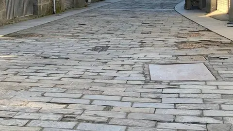 Estado actual que presenta a c&eacute;ntrica r&uacute;a Maior de A Gudi&ntilde;a