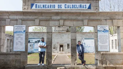 Diego Lourenzo y Gerardo Seoane, delante del balneario de Caldeli&ntilde;as.