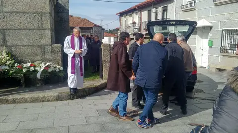 Los restos de Paulino &Aacute;lvarez, tras el oficio religioso, camino del cementerio de Vilardev&oacute;s.