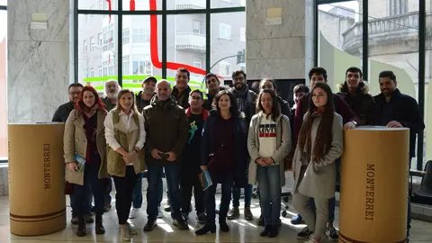 Alumnos del Centro Integrado de Formaci&oacute;n Profesional Compostela, en la sede de la Denominaci&oacute;n de Origen Monterrei, este mi&eacute;rcoles, con su presidenta, Lara da Silva.