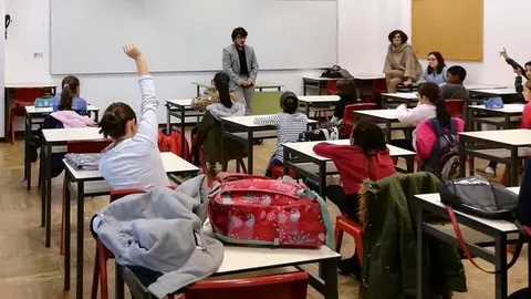 Wedu Sociedad & Educaci&oacute;n es una de las entidades colaboradoras. En la imagen, Iv&aacute;n Olmos, director del torneo, en una clase con alumnos de la anterior instituci&oacute;n.