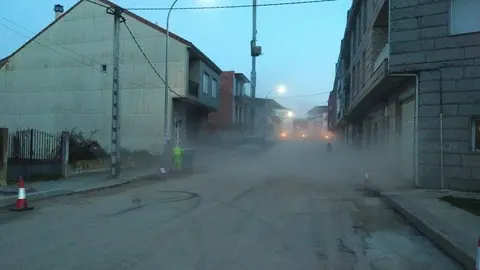 Momento no que se comezou a limpar parte da Estrada de Vilela para a s&uacute;a pavimentaci&oacute;n.