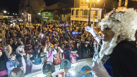 A Ra&iacute;&ntilde;a do Entroido, saudando dende a Casa do Escudo. (FOTO: CARLOS MONTERO)