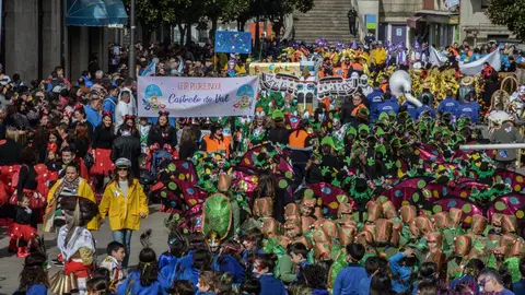 El desfile concluy&oacute; pasadas las 13,30 horas en la plaza, que as&iacute; estaba. (FOTO: MANUEL SANMARTINO)